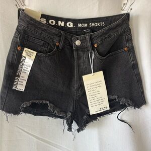 S.O.N.G. mom shorts Size 7 / 28 Juniors / Women’s black cut off denim